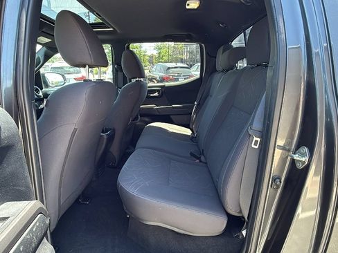 Used 2017 Toyota Tacoma TRD Off-Road w/ Premium & Technology Package AWD/4WD image 12