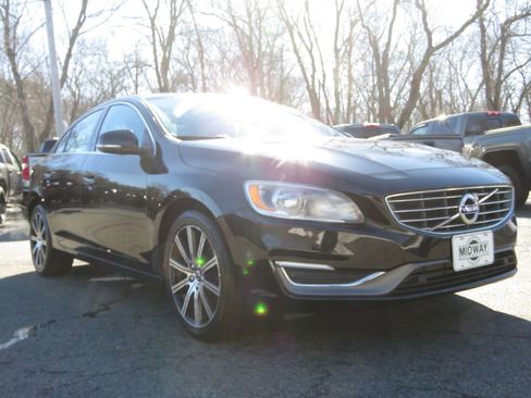 Used 2018 Volvo S60 T5 Inscription image 3