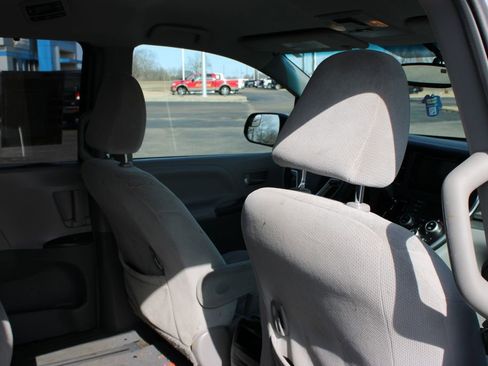 Used 2015 Toyota Sienna LE image 29
