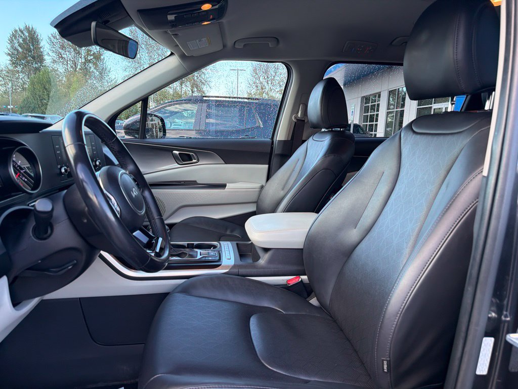 Used 2022 Kia Carnival LX FWD image 9