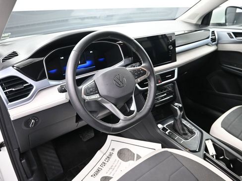 Used 2025 Volkswagen Taos SE FWD image 13