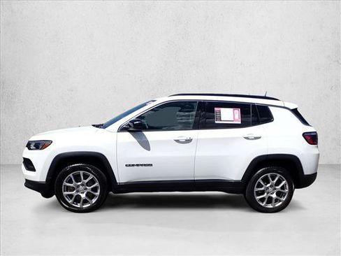 Used 2023 Jeep Compass Latitude AWD/4WD image 2