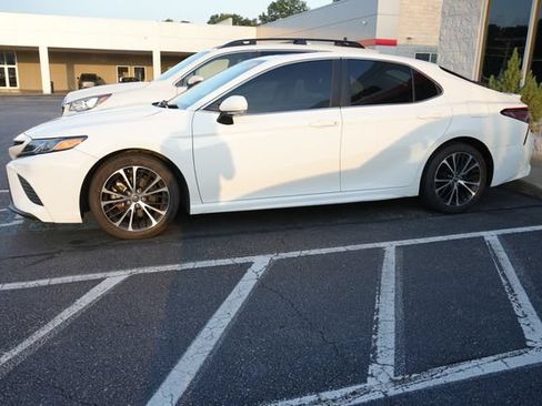 Used 2018 Toyota Camry SE w/ Moonroof Package FWD image 7