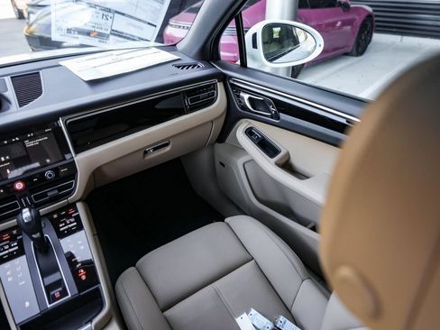 Certified 2026 Porsche Macan AWD/4WD image 38