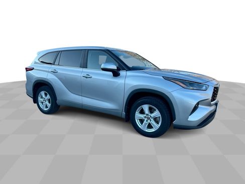 Used 2023 Toyota Highlander LE image 2