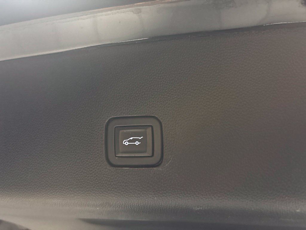 Used 2021 Chevrolet Traverse Premier AWD/4WD image 11