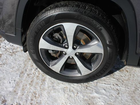 Used 2019 Jeep Cherokee Limited w/ Luxury Group image 56