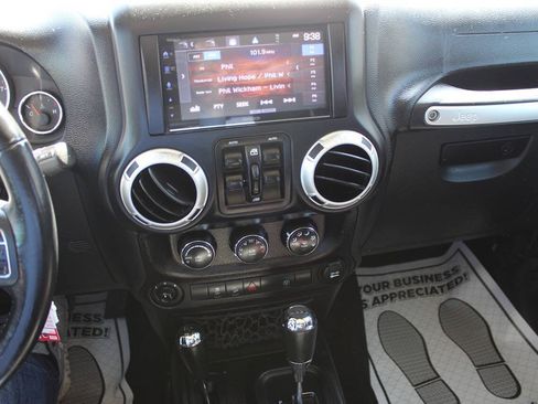 Used 2018 Jeep Wrangler Unlimited Sahara w/ Dual Top Group AWD/4WD image 14