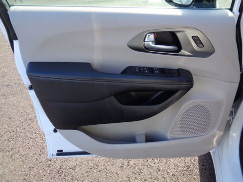 Certified 2024 Chrysler Pacifica Touring-L image 6