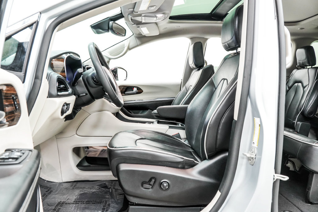 Used 2023 Chrysler Pacifica Limited FWD image 17