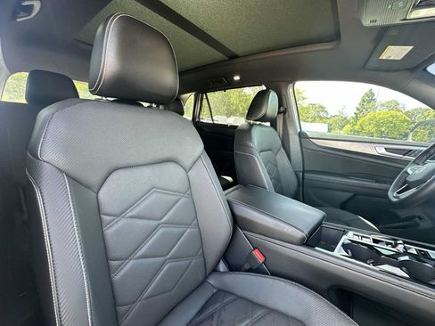 Used 2024 Volkswagen Atlas Cross Sport SE FWD image 23