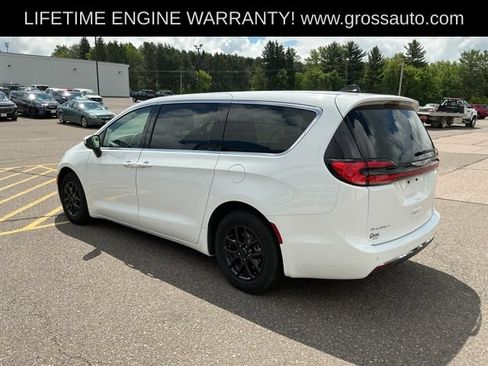 Used 2023 Chrysler Pacifica Touring-L FWD image 5