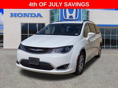 Used 2017 Chrysler Pacifica Touring-L w/ Tire & Wheel Group FWD image 4