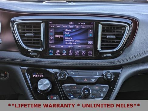 Used 2020 Chrysler Pacifica Limited image 20