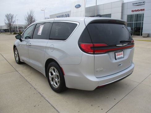 Used 2024 Chrysler Pacifica Limited FWD image 4