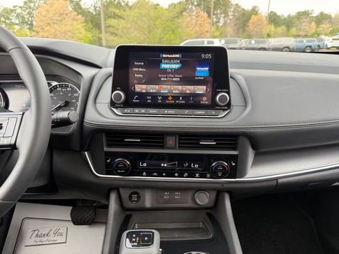 Used 2025 Nissan Rogue SV w/ SV Premium Package image 18