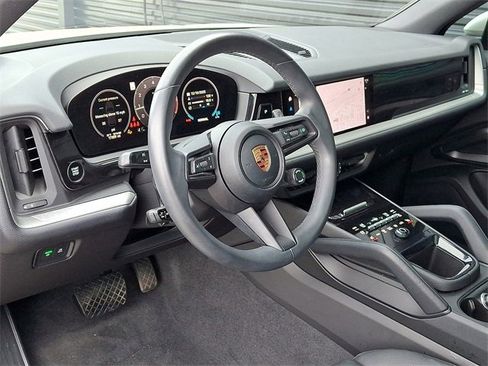 Used 2025 Porsche Cayenne w/ Premium Package Plus image 4