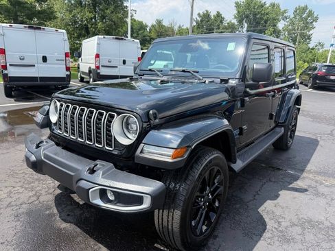 Used 2025 Jeep Wrangler Unlimited Sahara AWD/4WD image 8