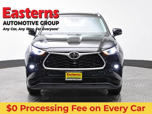Used 2021 Toyota Highlander XLE AWD/4WD image 2