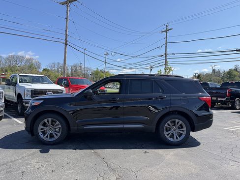 Certified 2021 Ford Explorer XLT w/ Equipment Group 202A AWD/4WD image 4