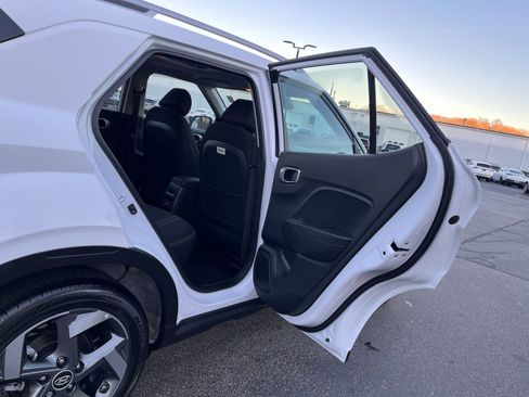 Certified 2025 Hyundai Venue SEL image 22