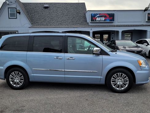 Used 2013 Chrysler Town & Country Touring-L w/ Driver Convenience Group image 9