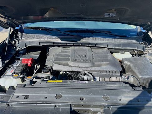 Used 2024 Nissan Titan SV w/ SV Convenience Package image 2
