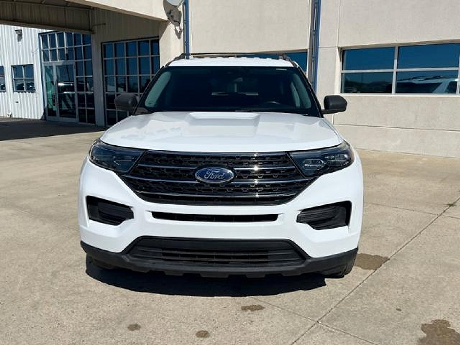 Used 2022 Ford Explorer XLT AWD/4WD image 2