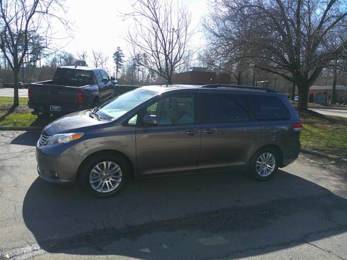 Used 2014 Toyota Sienna XLE image 8
