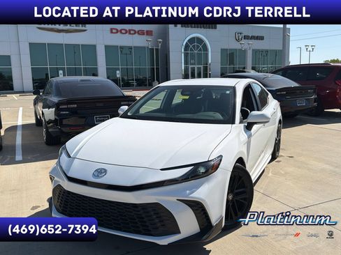 Used 2025 Toyota Camry SE FWD image 1