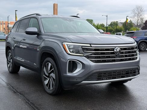 Used 2025 Volkswagen Atlas SE AWD/4WD image 2