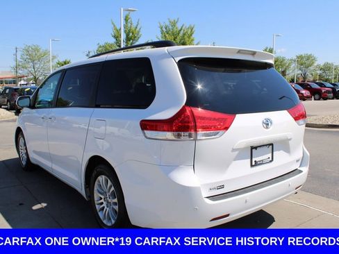 Used 2014 Toyota Sienna XLE w/ XLE Premium Package FWD image 5