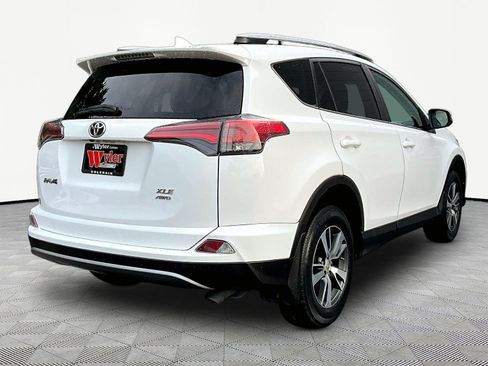Used 2018 Toyota RAV4 XLE AWD/4WD image 6