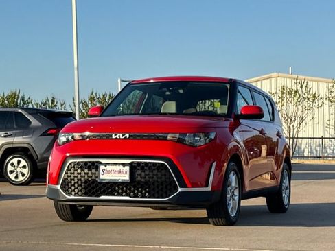 Used 2024 Kia Soul LX w/ Option Group 015 FWD image 3