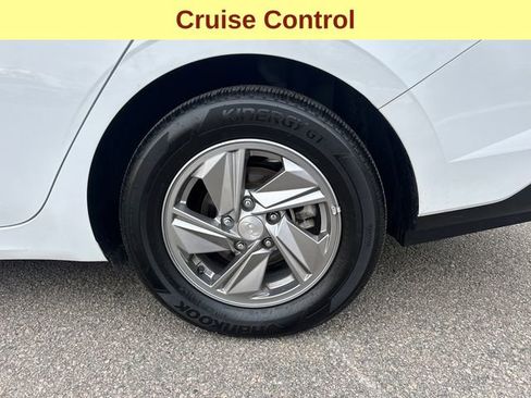 Used 2025 Hyundai Elantra SE image 12