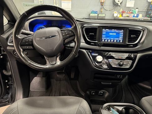 Used 2019 Chrysler Pacifica Touring Plus w/ S Appearance Package FWD image 5