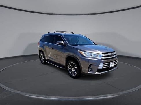 Used 2018 Toyota Highlander XLE FWD image 2