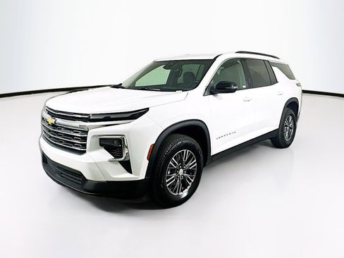 Used 2025 Chevrolet Traverse LT image 3