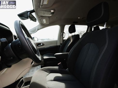 Used 2023 Chrysler Voyager LX image 34