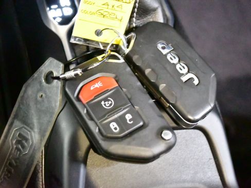 Used 2023 Jeep Wrangler Unlimited Sahara w/ Cold Weather Group AWD/4WD image 32