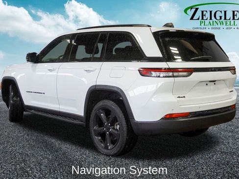 Used 2024 Jeep Grand Cherokee Limited w/ Luxury Tech Group II image 2