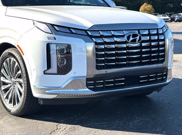 Used 2023 Hyundai Palisade Calligraphy w/ Winter Package FWD image 2
