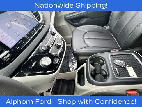 Used 2024 Chrysler Pacifica Touring-L FWD image 24