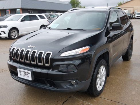 Used 2017 Jeep Cherokee Latitude w/ Cold Weather Group AWD/4WD image 2