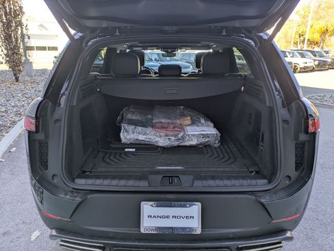 Used 2025 Land Rover Range Rover Sport image 32