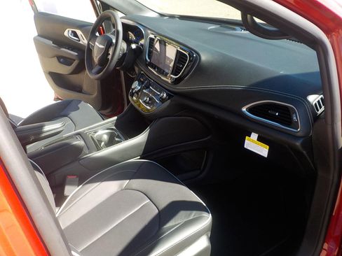 Used 2025 Chrysler Pacifica Premium image 13