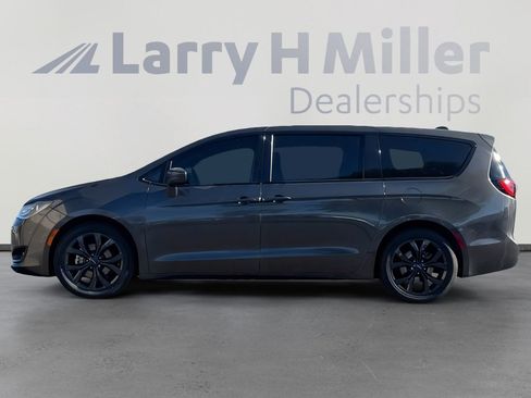 Used 2018 Chrysler Pacifica Touring Plus w/ S Appearance Package image 2