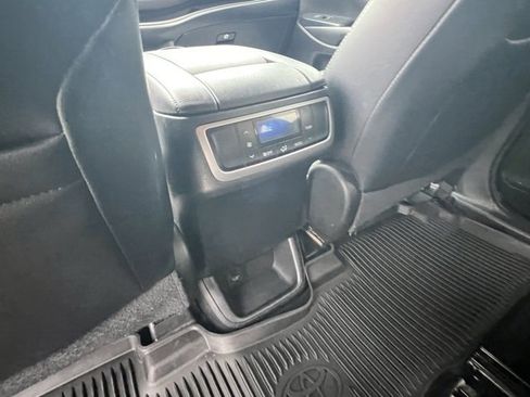 Used 2017 Toyota Highlander Limited image 21