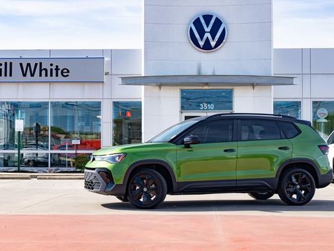 New 2026 Volkswagen Taos SE image 1