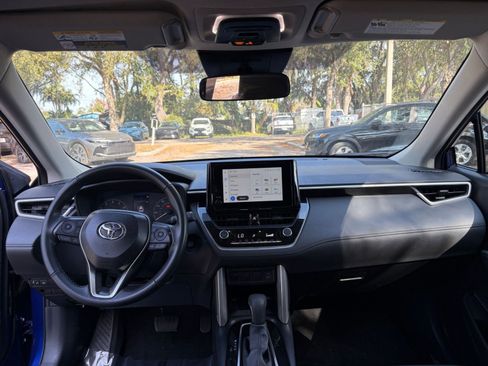 Used 2025 Toyota Corolla Cross LE image 27